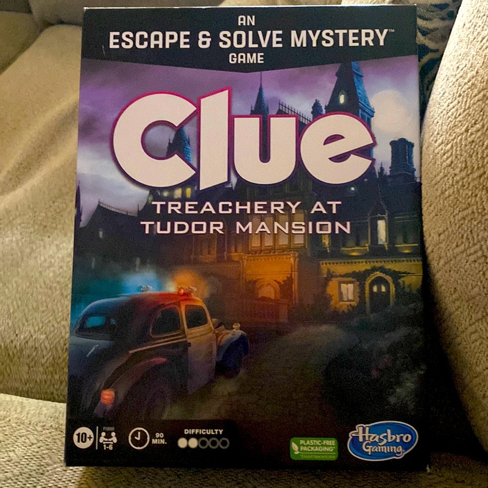 Clue: Treachery At Tudor Mansion- Escape Game